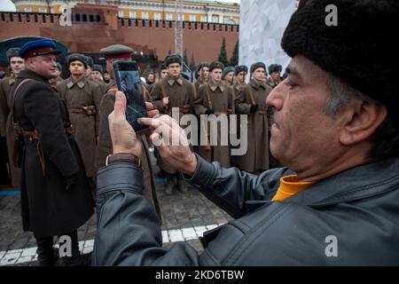 Moskau, Russland. 5.. November 2022 Besucher sehen die All - Union Kornkammer der Ukraine nicht Russland Halle der Ukraine. Ausstellung „On Turning Points“ in der Moskauer Manege Central Exhibition Hall, Russland. Auf dem ukrainischen Banner steht: „Freundschaft ewige Freundschaft Glorious“ Stockfoto