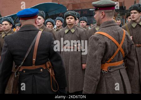 Moskau, Russland. Am 5.. November marschieren 2022 Künstler in einem Freilichtmuseum, das der Geschichte der Verteidigung Moskaus auf dem Roten Platz gewidmet ist. Die Ausstellung markiert den 81.. Jahrestag der Parade vom 7. November 1941 während der Schlacht von Moskau im Zweiten Weltkrieg Stockfoto