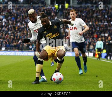 Allan Saint-Maximin von Newcastle United nimmt während der Premier League zwischen Tottenham Hotspur und Newcastle United am 03.. April 2022 im Tottenham Hotspur-Stadion in London, England, den Emerson Royal von Tottenham Hotspur auf (Foto by Action Foto Sport/NurPhoto) Stockfoto