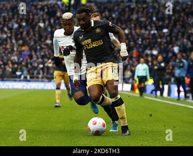 Allan Saint-Maximin von Newcastle United nimmt während der Premier League zwischen Tottenham Hotspur und Newcastle United am 03.. April 2022 im Tottenham Hotspur-Stadion in London, England, den Emerson Royal von Tottenham Hotspur auf (Foto by Action Foto Sport/NurPhoto) Stockfoto