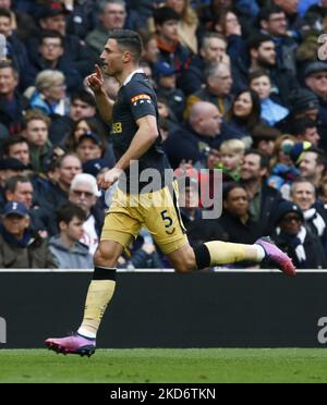 Fabian Schar von Newcastle United feiert sein Tor während der Premier League zwischen Tottenham Hotspur und Newcastle United am 03.. April 2022 im Tottenham Hotspur-Stadion in London, England (Foto by Action Foto Sport/NurPhoto) Stockfoto