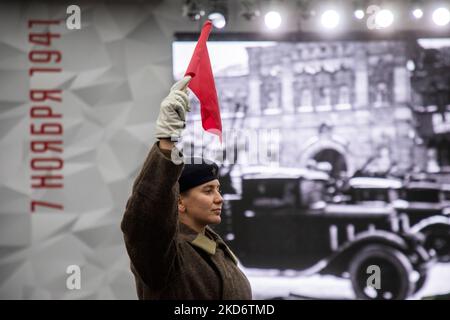 Moskau, Russland. 5.. November 2022 Eine Frau nimmt an einer Theateraufführung in einem Freilichtmuseum Teil, das der Geschichte der Verteidigung Moskaus auf dem Roten Platz gewidmet ist. Die Ausstellung markiert den 81.. Jahrestag der Parade vom 7. November 1941 während der Schlacht von Moskau im Zweiten Weltkrieg Stockfoto