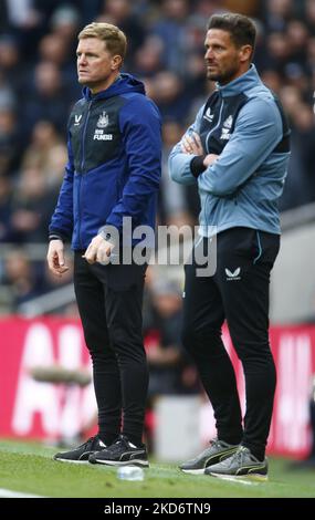 L-R Assistant Coach Jason Tindall und Newcastle United Manager Eddie Howe während der Premier League zwischen Tottenham Hotspur und Newcastle United am 03.. April 2022 im Tottenham Hotspur Stadion in London, England (Foto by Action Foto Sport/NurPhoto) Stockfoto