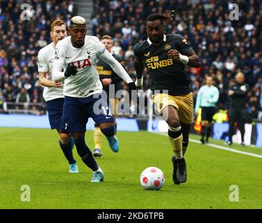 Allan Saint-Maximin von Newcastle United nimmt während der Premier League zwischen Tottenham Hotspur und Newcastle United am 03.. April 2022 im Tottenham Hotspur-Stadion in London, England, den Emerson Royal von Tottenham Hotspur auf (Foto by Action Foto Sport/NurPhoto) Stockfoto