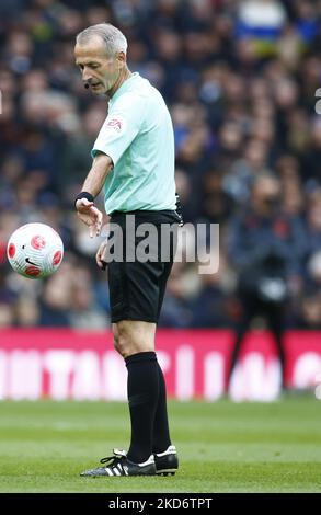 Schiedsrichter Martin Atkinson während der Premier League zwischen Tottenham Hotspur und Newcastle United am 03.. April 2022 im Tottenham Hotspur-Stadion in London, England (Foto by Action Foto Sport/NurPhoto) Stockfoto