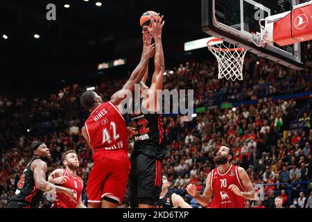 Mailand, Italien. 03.. November 2022. Italien, Mailand, 3 2022. november: Walter Tavares (Zentrum von Real Madrid): Erholung der Verteidigung im 3.. Quartal EA7 Emporio Armani Milan vs Real Madrid, EuroLeague 2022-2023 round6 (Foto: Fabrizio Andrea Bertani/Pacific Press) Quelle: Pacific Press Media Production Corp./Alamy Live News Stockfoto