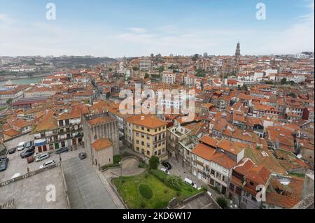 Luftaufnahme von Porto City mit Clerigos Tower - Porto, Portugal Stockfoto