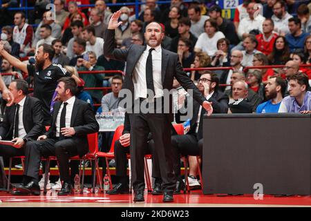 Mailand, Italien. 03.. November 2022. Italien, Mailand, 3 2022. november: Jesus Mateo (Cheftrainer von Real Madrid) verärgert wegen Schiedsrichteranruf im Quartal 3. im Jahr EA7 Emporio Armani Milan vs Real Madrid, EuroLeague 2022-2023 round6 (Foto: Fabrizio Andrea Bertani/Pacific Press) Quelle: Pacific Press Media Production Corp./Alamy Live News Stockfoto