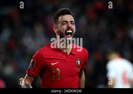 Portugals Mittelfeldspieler Bruno Fernandes feiert am 29. März 2022 im Dragao-Stadion in Porto, Portugal, ein Tor beim Fußballspiel der FIFA-Weltmeisterschaft 2022 zwischen Portugal und Nordmakedonien. (Foto von Pedro FiÃºza/NurPhoto) Stockfoto