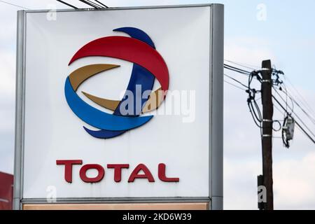 Das Logo von total ist am 4. April 2022 in der Nähe eines Geschäfts in Krakau, Polen, zu sehen. (Foto-Illustration von Jakub Porzycki/NurPhoto) Stockfoto