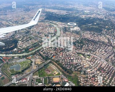 Ein Blick auf das Olympiastadion von einem Flugzeugfenster in Rom, Italien, am 4. April 2022. (Foto von Manuel Romano/NurPhoto) Stockfoto