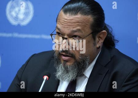 Hector Guerra, Direktor der Internationalen Kampagne zum Verbot von Landminen, spricht während der Pressekonferenz zum Internationalen Tag für Minenbewusstsein und Unterstützung bei Minenaktionen am 4,2022. April im Hauptquartier der Vereinten Nationen in New York City, USA. Die Konferenzteilnehmer erörterten internationale Gesetze, einschließlich des humanitären Völkerrechts, und das Ottawa-Übereinkommen, das auch als Minenstopp-Abkommen bekannt ist, das die Verwendung und den Transfer von industriellen und selbstgemachten Landminen - wie es sich auf den Krieg in der Ukraine bezieht - untersagt. Das Verbot von Landminen wurde von mehr als 80 Prozent der Länder, darunter Ukrai, verabschiedet Stockfoto