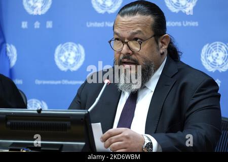 Hector Guerra, Direktor der Internationalen Kampagne zum Verbot von Landminen, spricht während der Pressekonferenz zum Internationalen Tag für Minenbewusstsein und Unterstützung bei Minenaktionen am 4,2022. April im Hauptquartier der Vereinten Nationen in New York City, USA. Die Konferenzteilnehmer erörterten internationale Gesetze, einschließlich des humanitären Völkerrechts, und das Ottawa-Übereinkommen, das auch als Minenstopp-Abkommen bekannt ist, das die Verwendung und den Transfer von industriellen und selbstgemachten Landminen - wie es sich auf den Krieg in der Ukraine bezieht - untersagt. Das Verbot von Landminen wurde von mehr als 80 Prozent der Länder, darunter Ukrai, verabschiedet Stockfoto