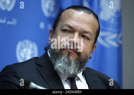 Hector Guerra, Direktor der Internationalen Kampagne zum Verbot von Landminen, spricht während der Pressekonferenz zum Internationalen Tag für Minenbewusstsein und Unterstützung bei Minenaktionen am 4,2022. April im Hauptquartier der Vereinten Nationen in New York City, USA. Die Konferenzteilnehmer erörterten internationale Gesetze, einschließlich des humanitären Völkerrechts, und das Ottawa-Übereinkommen, das auch als Minenstopp-Abkommen bekannt ist, das die Verwendung und den Transfer von industriellen und selbstgemachten Landminen - wie es sich auf den Krieg in der Ukraine bezieht - untersagt. Das Verbot von Landminen wurde von mehr als 80 Prozent der Länder, darunter Ukrai, verabschiedet Stockfoto