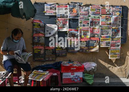 Titelseiten peruanischer nationaler und regionaler Zeitungen zum Verkauf an einem Straßenstand im Stadtzentrum von Lima. Am Montag, den 04. April 2022, in Lima, Peru. (Foto von Artur Widak/NurPhoto) Stockfoto