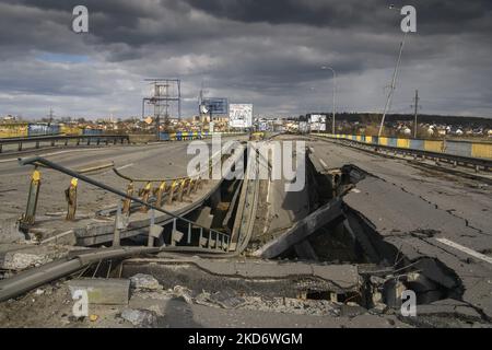 Eine beschädigte Brücke in der von der ukrainischen Armee eroberten Bucha Stadt in der Nähe von Kiew, Ukraine, 04. April 2022. (Foto von Maxym Marusenko/NurPhoto) Stockfoto