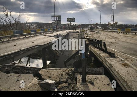 Eine beschädigte Brücke in der von der ukrainischen Armee eroberten Bucha Stadt in der Nähe von Kiew, Ukraine, 04. April 2022. (Foto von Maxym Marusenko/NurPhoto) Stockfoto