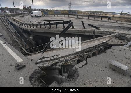 Eine beschädigte Brücke in der von der ukrainischen Armee eroberten Bucha Stadt in der Nähe von Kiew, Ukraine, 04. April 2022. (Foto von Maxym Marusenko/NurPhoto) Stockfoto