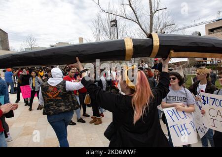 Ein Demonstrator hält einen riesigen Stift während eines Protestes am 4. April 2022 vor dem Hauptquartier des Bildungsministeriums in Washington, D.C., um Präsident Biden aufzufordern, alle Schulden für Studentendarlehen zu streichen (Foto: Bryan Olin Dozier/NurPhoto) Stockfoto