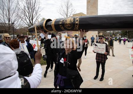 Ein Demonstrator hält einen riesigen Stift während eines Protestes am 4. April 2022 vor dem Hauptquartier des Bildungsministeriums in Washington, D.C., um Präsident Biden aufzufordern, alle Schulden für Studentendarlehen zu streichen (Foto: Bryan Olin Dozier/NurPhoto) Stockfoto