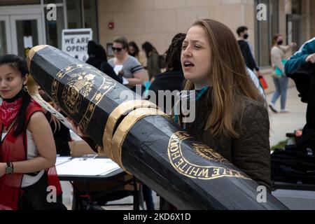 Ein Demonstrator hält einen riesigen Stift während eines Protestes am 4. April 2022 vor dem Hauptquartier des Bildungsministeriums in Washington, D.C., um Präsident Biden aufzufordern, alle Schulden für Studentendarlehen zu streichen (Foto: Bryan Olin Dozier/NurPhoto) Stockfoto