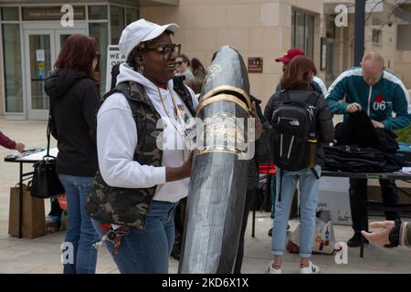 Ein Demonstrator hält einen riesigen Stift während eines Protestes am 4. April 2022 vor dem Hauptquartier des Bildungsministeriums in Washington, D.C., um Präsident Biden aufzufordern, alle Schulden für Studentendarlehen zu streichen (Foto: Bryan Olin Dozier/NurPhoto) Stockfoto