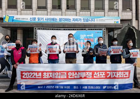 Die Mitglieder des Komitees des koreanischen Gewerkschaftsbundes und Vertreter von Arbeitern rufen während einer Pressekonferenz, auf der der Kampf gegen Mindestlohn 2022 und die Forderung nach einer Erhöhung vor dem Seoul Press Center am 5. April 2022 in Seoul, Südkorea, angekündigt wurden, Parolen. (Foto von Chris Jung/NurPhoto) Stockfoto