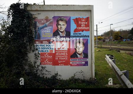 Offizielle Plakate auf dem Land für Fabien Roussel, den Kandidaten der Kommunistischen Partei. Offizielle Plakate für die kommenden französischen Präsidentschaftswahlen. Macron ist der Favorit, der diese Wahl für ein Manadat von 2. gewinnt, wenn die Meinungsforscher Recht haben. Die Meinungsforscher sagten außerdem, dass die Enthaltung bei rund 30 % liegen wird, was einem Rekord für eine erste Runde der Präsidentschaftswahlen in Frankreich entspricht. Toulouse. Frankreich. April 5. 2022. (Foto von Alain Pitton/NurPhoto) Stockfoto