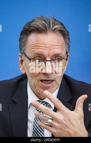 Der Präsident des Bundeskriminalamts (BKA) Holger Münch ist bei der Vorstellung der Bundeskriminalstatistik 2021 auf der Bundepressekonferenz in Berlin am 2022. April zu sehen. (Foto von Emmanuele Contini/NurPhoto) Stockfoto