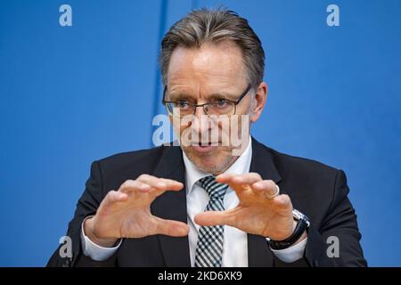 Der Präsident des Bundeskriminalamts (BKA) Holger Münch ist bei der Vorstellung der Bundeskriminalstatistik 2021 auf der Bundepressekonferenz in Berlin am 2022. April zu sehen. (Foto von Emmanuele Contini/NurPhoto) Stockfoto