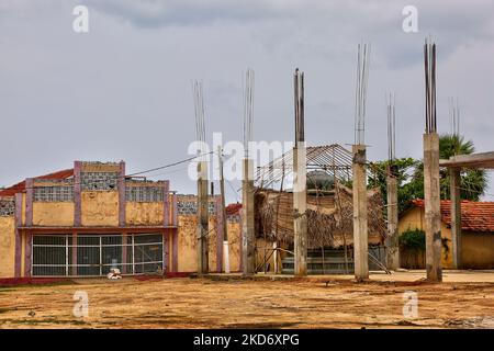 Wiederaufbau und Wiederaufbau des Vattappalai Kannakki Amman Tempels, der während des 26-jährigen Bürgerkrieges zwischen der Sri-lankischen Armee und den LTTE (Liberation Tigers of Tamil Eelam) in Mullaitivu, Sri Lanka, zerstört wurde. Der Tempel von Vintappalai Kannakki Amman (Vintappalai Kannaki Amman Kovil) ist der Göttin Kannakki Amma gewidmet. Der Legende von Karna zufolge kam Kannaki aus Madurai nach Sri Lanka und ruhte an zehn verschiedenen Orten. Der zehnte Platz, den sie besuchte, war Vattappalai. Vattapalai Amman gilt als eine Gottheit der Mythen, Geheimnisse und Wunder. Vaikasi Visakam Pongal Thiruvilla i Stockfoto