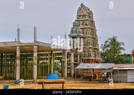 Wiederaufbau und Wiederaufbau des Vattappalai Kannakki Amman Tempels, der während des 26-jährigen Bürgerkrieges zwischen der Sri-lankischen Armee und den LTTE (Liberation Tigers of Tamil Eelam) in Mullaitivu, Sri Lanka, zerstört wurde. Der Tempel von Vintappalai Kannakki Amman (Vintappalai Kannaki Amman Kovil) ist der Göttin Kannakki Amma gewidmet. Der Legende von Karna zufolge kam Kannaki aus Madurai nach Sri Lanka und ruhte an zehn verschiedenen Orten. Der zehnte Platz, den sie besuchte, war Vattappalai. Vattapalai Amman gilt als eine Gottheit der Mythen, Geheimnisse und Wunder. Vaikasi Visakam Pongal Thiruvilla i Stockfoto