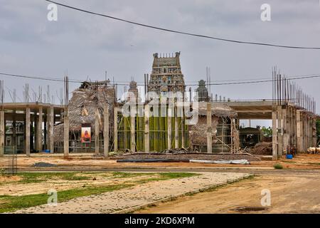 Wiederaufbau und Wiederaufbau des Vattappalai Kannakki Amman Tempels, der während des 26-jährigen Bürgerkrieges zwischen der Sri-lankischen Armee und den LTTE (Liberation Tigers of Tamil Eelam) in Mullaitivu, Sri Lanka, zerstört wurde. Der Tempel von Vintappalai Kannakki Amman (Vintappalai Kannaki Amman Kovil) ist der Göttin Kannakki Amma gewidmet. Der Legende von Karna zufolge kam Kannaki aus Madurai nach Sri Lanka und ruhte an zehn verschiedenen Orten. Der zehnte Platz, den sie besuchte, war Vattappalai. Vattapalai Amman gilt als eine Gottheit der Mythen, Geheimnisse und Wunder. Vaikasi Visakam Pongal Thiruvilla i Stockfoto