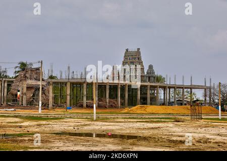 Wiederaufbau und Wiederaufbau des Vattappalai Kannakki Amman Tempels, der während des 26-jährigen Bürgerkrieges zwischen der Sri-lankischen Armee und den LTTE (Liberation Tigers of Tamil Eelam) in Mullaitivu, Sri Lanka, zerstört wurde. Der Tempel von Vintappalai Kannakki Amman (Vintappalai Kannaki Amman Kovil) ist der Göttin Kannakki Amma gewidmet. Der Legende von Karna zufolge kam Kannaki aus Madurai nach Sri Lanka und ruhte an zehn verschiedenen Orten. Der zehnte Platz, den sie besuchte, war Vattappalai. Vattapalai Amman gilt als eine Gottheit der Mythen, Geheimnisse und Wunder. Vaikasi Visakam Pongal Thiruvilla i Stockfoto