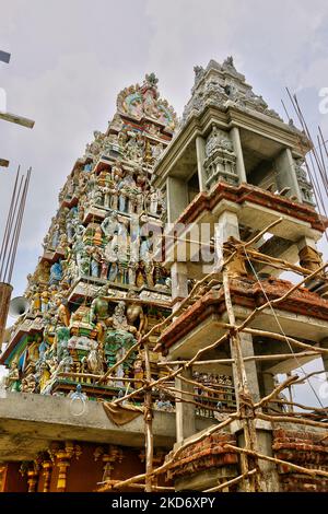 Wiederaufbau und Wiederaufbau des Vattappalai Kannakki Amman Tempels, der während des 26-jährigen Bürgerkrieges zwischen der Sri-lankischen Armee und den LTTE (Liberation Tigers of Tamil Eelam) in Mullaitivu, Sri Lanka, zerstört wurde. Der Tempel von Vintappalai Kannakki Amman (Vintappalai Kannaki Amman Kovil) ist der Göttin Kannakki Amma gewidmet. Der Legende von Karna zufolge kam Kannaki aus Madurai nach Sri Lanka und ruhte an zehn verschiedenen Orten. Der zehnte Platz, den sie besuchte, war Vattappalai. Vattapalai Amman gilt als eine Gottheit der Mythen, Geheimnisse und Wunder. Vaikasi Visakam Pongal Thiruvilla i Stockfoto