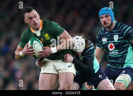 Irlands Mack Hansen (Mitte) zieht sich beim Autumn International-Spiel im Aviva Stadium, Dublin, gegen den Südafrikaner Jesse Kriel zurück. Bilddatum: Samstag, 5. November 2022. Stockfoto