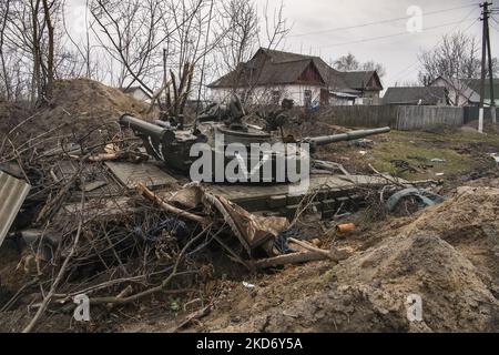 Vom russischen Panzer in der Nähe der von der ukrainischen Armee zurückgeeroberten Stadt Borodjanka in der Nähe von Kiew, Ukraine, geworfen, 05. April 2022 (Foto: Maxym Marusenko/NurPhoto) Stockfoto