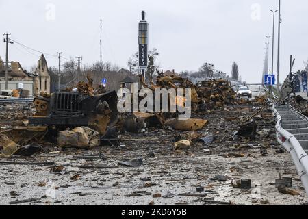 Zerstörte russische Militärmaschinen auf der Autobahn Kiew-Schythomyr in der Nähe von Kiew, Ukraine, 05. April 2022. (Foto von Maxym Marusenko/NurPhoto) Stockfoto