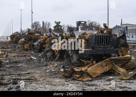 Zerstörte russische Militärmaschinen auf der Autobahn Kiew-Schythomyr in der Nähe von Kiew, Ukraine, 05. April 2022. (Foto von Maxym Marusenko/NurPhoto) Stockfoto