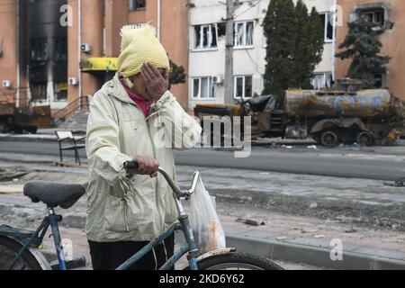 Eine Frau weint, als sie von der russischen Armeebesetzung nach der von der ukrainischen Armee eroberten Stadt Borodyanka in der Nähe von Kiew, Ukraine, erzählt, 05. April 2022 (Foto: Maxym Marusenko/NurPhoto) Stockfoto