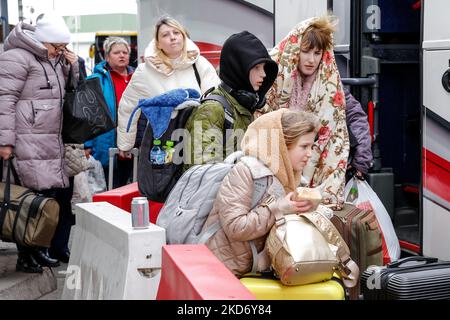 Ukrainische Flüchtlinge steigen an der ukrainisch-polnischen Grenze in einen Reisebus ein, während sie am 5. April 2022 mit dem Reisebüro Abdar von Lemberg nach Krakau, Polen, reisen. Während die Russische Föderation in die Ukraine einmarschierte, wird der Konflikt voraussichtlich bis zu 5 Millionen Ukrainer zur Flucht zwingen. Viele der Flüchtlinge suchen in Polen Asyl. Die meisten karitativen Hilfen in Polen werden von Einzelpersonen, NGOs und Unternehmen geleistet. Das Reisebüro Abdar ist ein Unternehmen, das von der ukrainischen Olga und dem polnischen Maciej Oszal geleitet wird. Seit Beginn des Konflikts fährt das Paar einen Trainer nach Lviv, um Humanitaria zu liefern Stockfoto