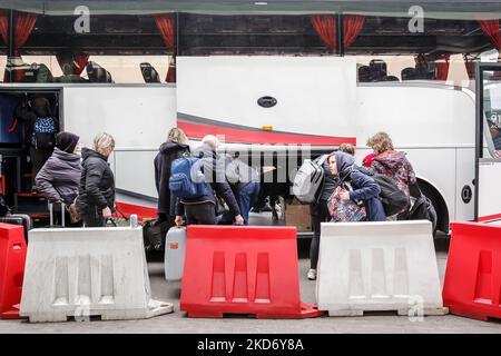 Ukrainische Flüchtlinge steigen an der ukrainisch-polnischen Grenze in einen Reisebus ein, während sie am 5. April 2022 mit dem Reisebüro Abdar von Lemberg nach Krakau, Polen, reisen. Während die Russische Föderation in die Ukraine einmarschierte, wird der Konflikt voraussichtlich bis zu 5 Millionen Ukrainer zur Flucht zwingen. Viele der Flüchtlinge suchen in Polen Asyl. Die meisten karitativen Hilfen in Polen werden von Einzelpersonen, NGOs und Unternehmen geleistet. Das Reisebüro Abdar ist ein Unternehmen, das von der ukrainischen Olga und dem polnischen Maciej Oszal geleitet wird. Seit Beginn des Konflikts fährt das Paar einen Trainer nach Lviv, um Humanitaria zu liefern Stockfoto