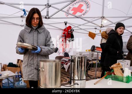 Ukrainische Frauen, die das polnische Rote Kreuz vertreten, werden am 5. April 2022 am Bahnhof in Lviv, Ukraine, gesehen, die humanitäre Hilfe leisten. Während die Russische Föderation in die Ukraine einmarschierte, wird der Konflikt voraussichtlich bis zu 5 Millionen Ukrainer zur Flucht zwingen. Viele der Flüchtlinge suchen in Polen Asyl. Die meisten karitativen Hilfen in Polen werden von Einzelpersonen, NGOs und Unternehmen geleistet. (Foto von Dominika Zarzycka/NurPhoto) Stockfoto