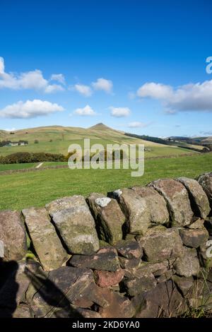 Shutlingsloe Hill über einer trockenen Steinmauer in der Nähe des Dorfes Wildenarclough im Peak District einer der höchsten Punkte in Cheshire England Stockfoto