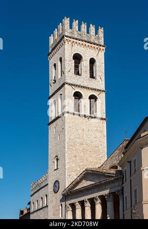 Torre del Popolo, Kirche Santa Maria sopra Minerva, Piazza del Comune, Assisi, Umbrien, Italien Stockfoto