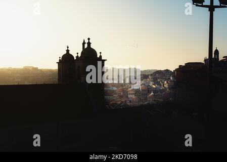 Blick auf Porto City bei Sonnenuntergang mit Igreja dos Grilos (Kirche des heiligen Laurentius) Silhouette - Porto, Portugal Stockfoto