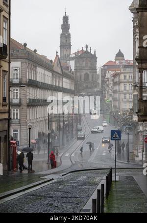 Rua 31 de Janeiro Street, Clerigos Kirche und Clerigos Tower an einem regnerischen Tag - Porto, Portugal Stockfoto