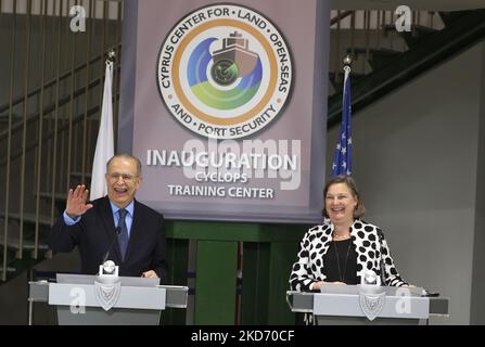 Der Außenminister, Ioannis Kasoulides, links, und Victoria Nuland, Unterstaatssekretärin für politische Angelegenheiten, sprechen bei einem Treffen im Zypernzentrum für Land-, Hochsee- und Hafensicherheit (CYCLOPS) in Larnaca mit der Presse. Zypern, Mittwoch, 6. April 2022. (Foto von Danil Shamkin/NurPhoto) Stockfoto