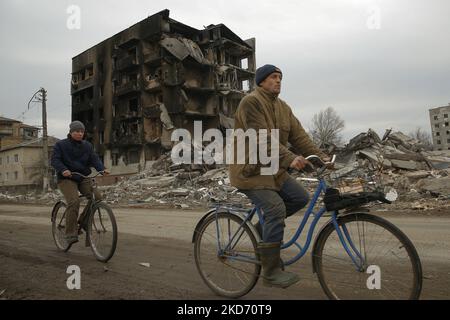 Die Folgen des russisch-ukrainischen Krieges in der Stadt Borodyanka in der Nähe der Ukraine Kiew, 05. April 2022. Am 24. Februar waren russische Truppen in der Ukraine eingedrungen, was der russische Präsident zu einer "besonderen Militäroperation" erklärte, was zu Kämpfen und Zerstörungen im Land, einem riesigen Flüchtlingsstrom und mehreren Sanktionen gegen Russland führte. (Foto von Oleg Pereverzev/NurPhoto) Stockfoto