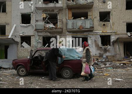 Die Folgen des russisch-ukrainischen Krieges in der Stadt Borodyanka in der Nähe der Ukraine Kiew, 05. April 2022. Am 24. Februar waren russische Truppen in der Ukraine eingedrungen, was der russische Präsident zu einer "besonderen Militäroperation" erklärte, was zu Kämpfen und Zerstörungen im Land, einem riesigen Flüchtlingsstrom und mehreren Sanktionen gegen Russland führte. (Foto von Oleg Pereverzev/NurPhoto) Stockfoto